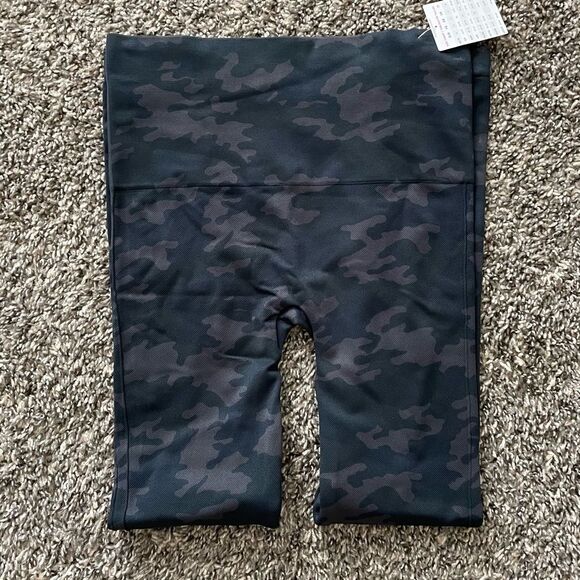 Spanx Look At Me Now Black Camouflage Leggings Women’s Sz Small (FL3515) - Picture 3 of 10